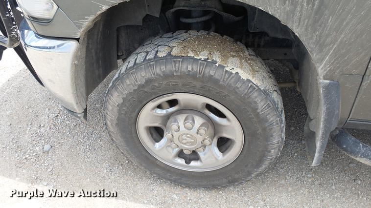 image for item ES9390 2013 Dodge Ram 2500 Crew Cab flatbed pickup truck