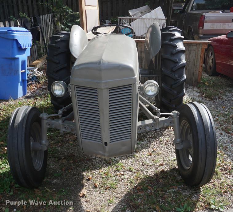image for item EU9105 1951 Ferguson TO-20 tractor