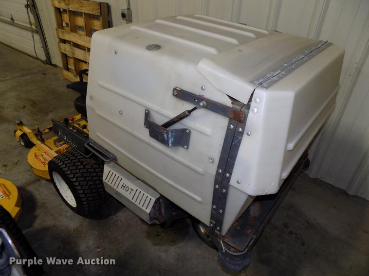 image for item G1335 2006 Walker MTGHS ZTR lawn mower