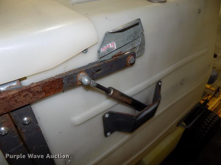 image for item G1335 2006 Walker MTGHS ZTR lawn mower