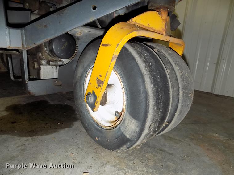image for item G1335 2006 Walker MTGHS ZTR lawn mower