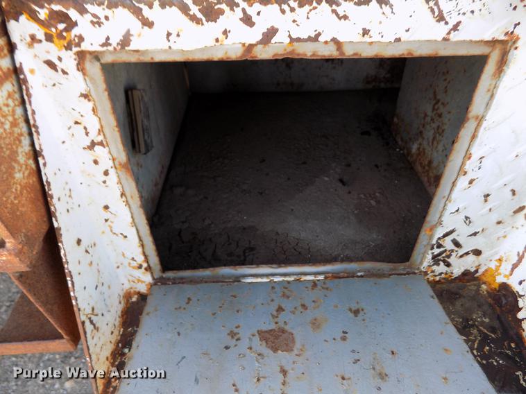 image for item DB9106 1990 Chevrolet Kodiak bucket truck