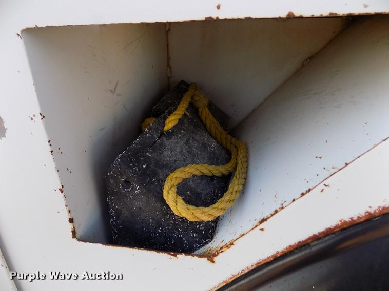 image for item DB9107 1995 Chevrolet Kodiak C6500 bucket truck