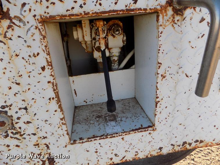 image for item DB9107 1995 Chevrolet Kodiak C6500 bucket truck