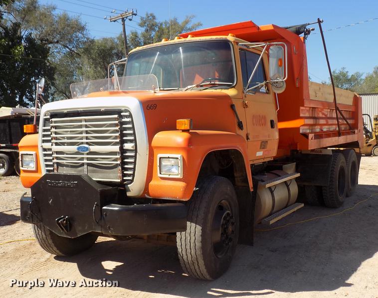 image for item DD3465 1993 Ford LT9000 dump truck