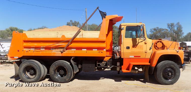 image for item DD3465 1993 Ford LT9000 dump truck