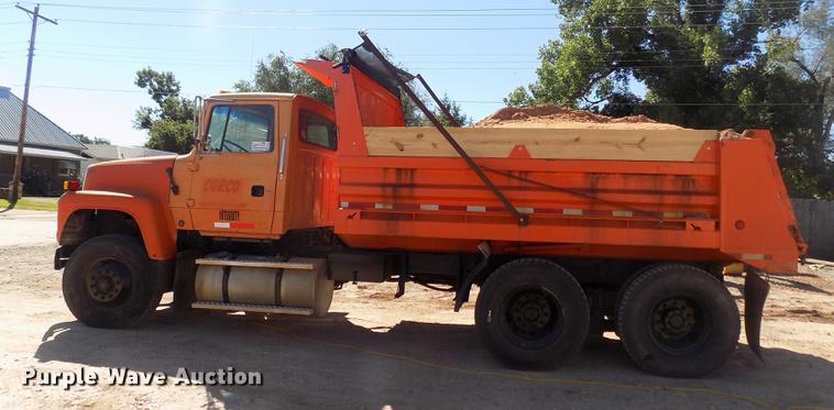 image for item DD3465 1993 Ford LT9000 dump truck