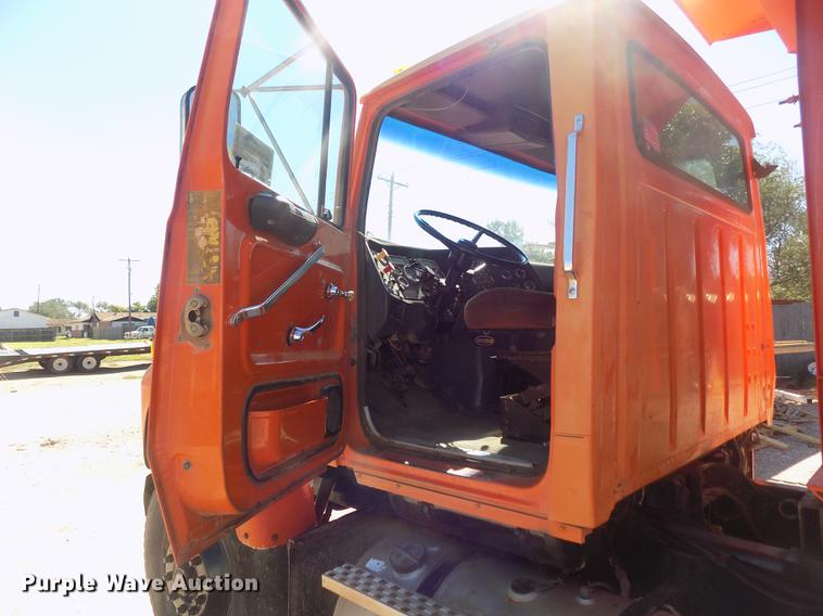 image for item DD3465 1993 Ford LT9000 dump truck