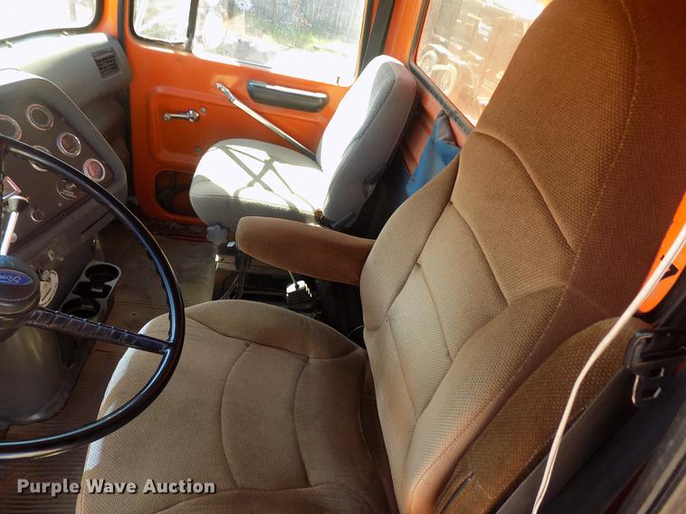 image for item DD3465 1993 Ford LT9000 dump truck