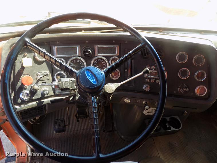 image for item DD3465 1993 Ford LT9000 dump truck