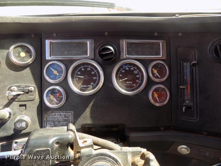 image for item DD3465 1993 Ford LT9000 dump truck