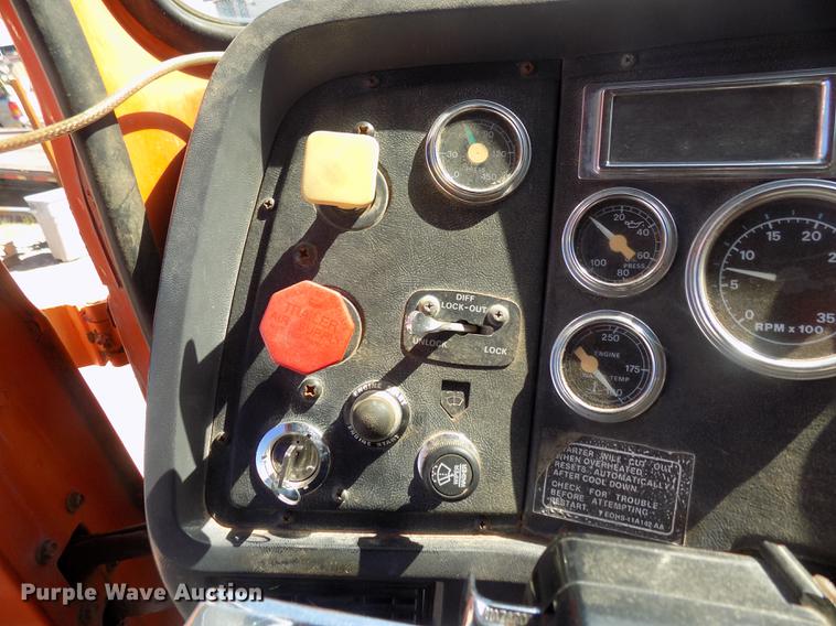 image for item DD3465 1993 Ford LT9000 dump truck