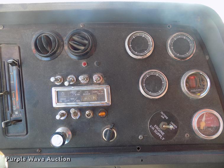 image for item DD3465 1993 Ford LT9000 dump truck