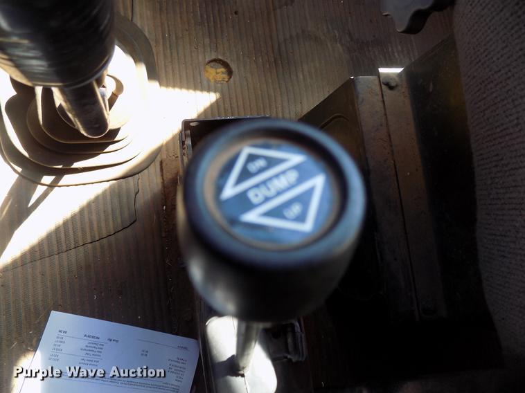 image for item DD3465 1993 Ford LT9000 dump truck