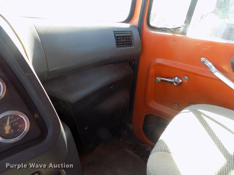 image for item DD3465 1993 Ford LT9000 dump truck