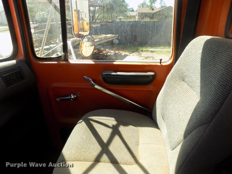 image for item DD3465 1993 Ford LT9000 dump truck