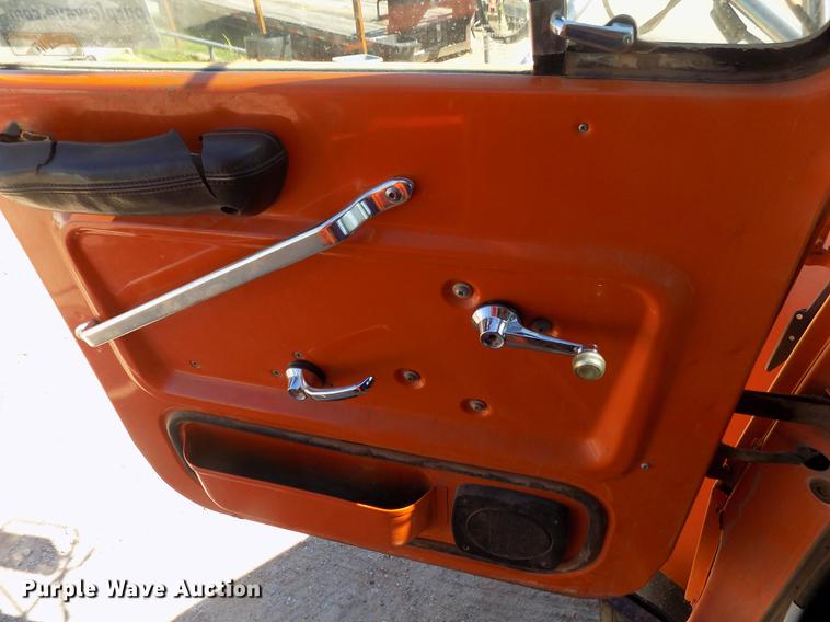 image for item DD3465 1993 Ford LT9000 dump truck