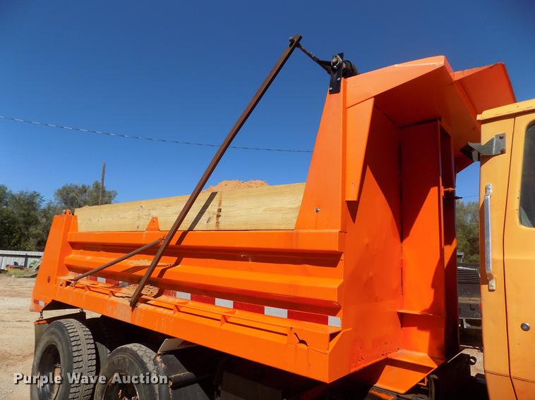 image for item DD3465 1993 Ford LT9000 dump truck