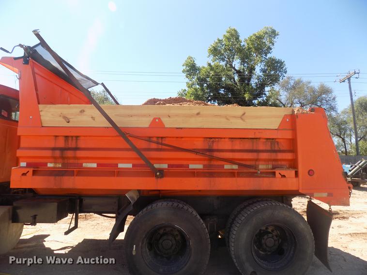 image for item DD3465 1993 Ford LT9000 dump truck