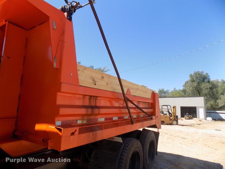image for item DD3465 1993 Ford LT9000 dump truck