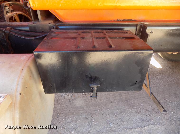 image for item DD3465 1993 Ford LT9000 dump truck