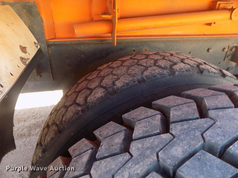 image for item DD3465 1993 Ford LT9000 dump truck