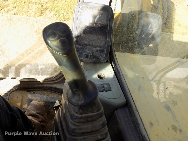 image for item DD3468 2005 New Holland EH80 excavator