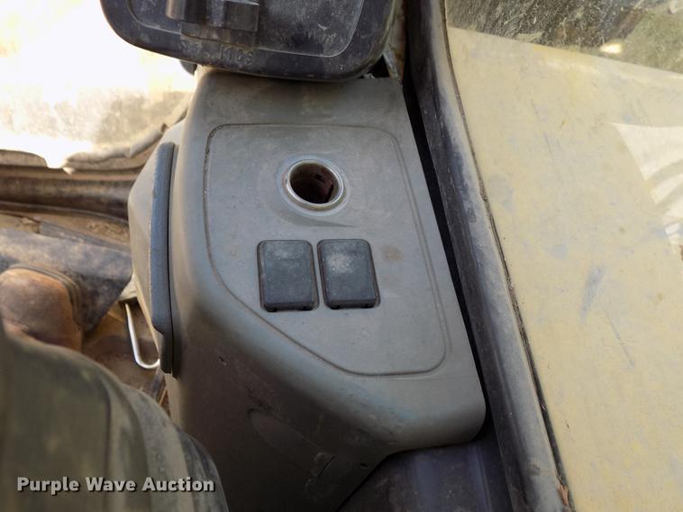 image for item DD3468 2005 New Holland EH80 excavator