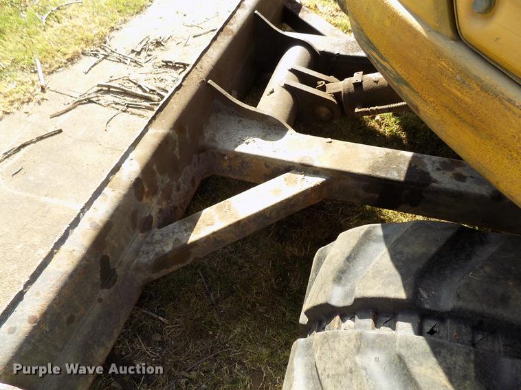 image for item DD3468 2005 New Holland EH80 excavator