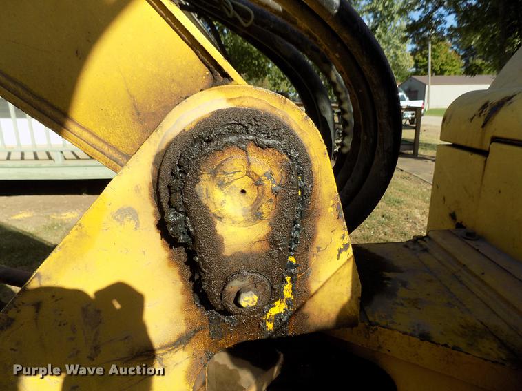 image for item DD3468 2005 New Holland EH80 excavator