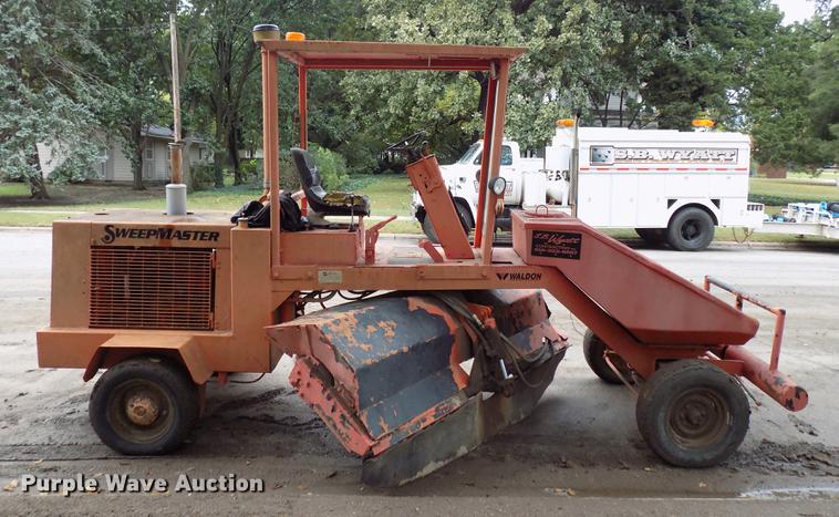 image for item DD3471 Waldon Sweepmaster broom