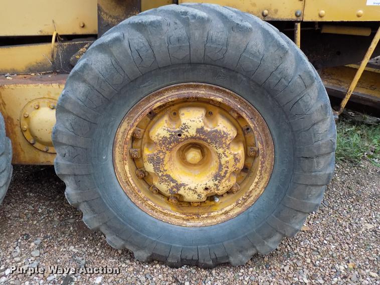 image for item DD3472 1964 Caterpillar 12E rigid frame motor grader