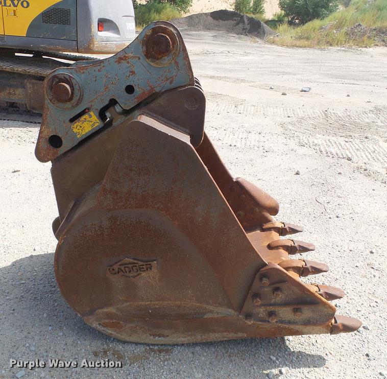 image for item DD5913 2003 Badger Volvo EC210B bucket