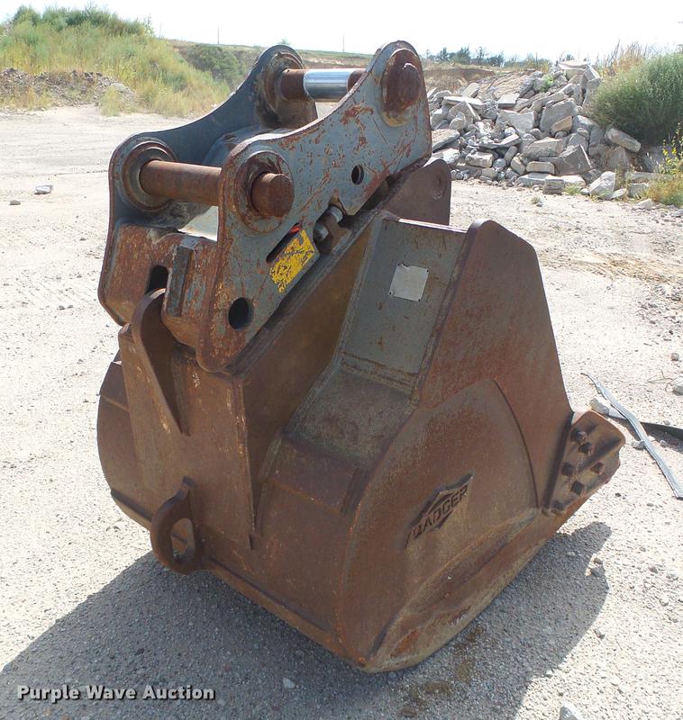 image for item DD5913 2003 Badger Volvo EC210B bucket