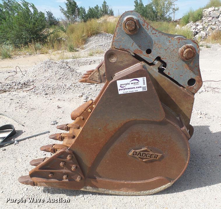 image for item DD5913 2003 Badger Volvo EC210B bucket