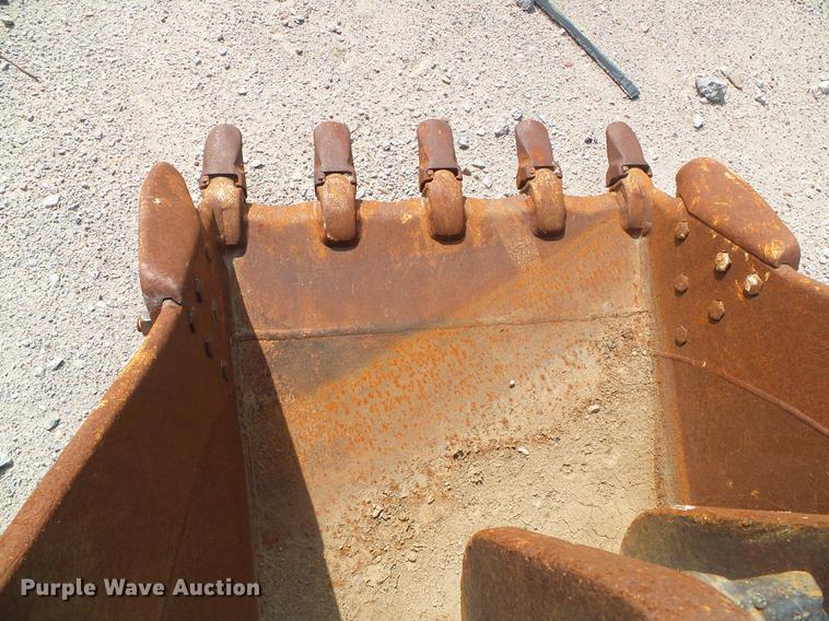 image for item DD5913 2003 Badger Volvo EC210B bucket