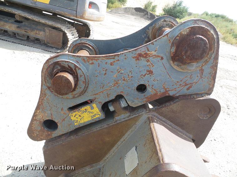 image for item DD5913 2003 Badger Volvo EC210B bucket