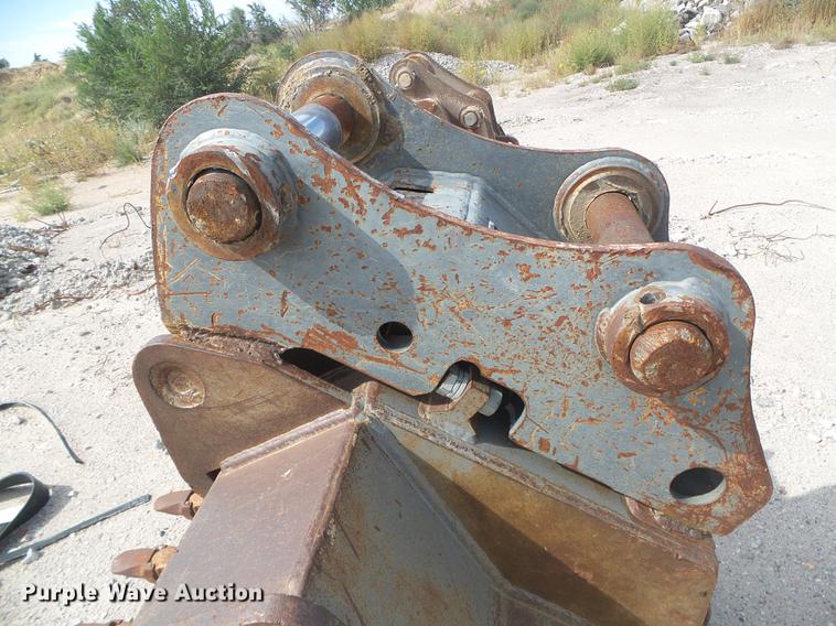 image for item DD5913 2003 Badger Volvo EC210B bucket