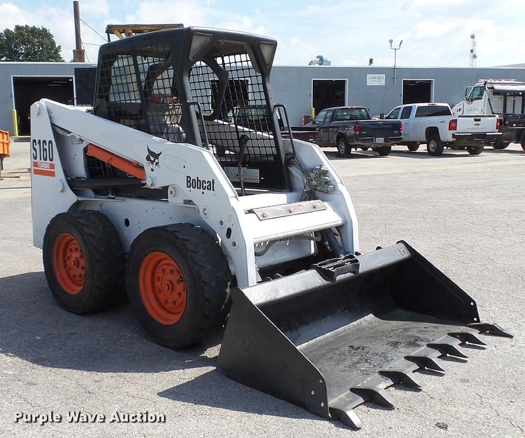 image for item DD7404 2003 Bobcat S160 skid steer