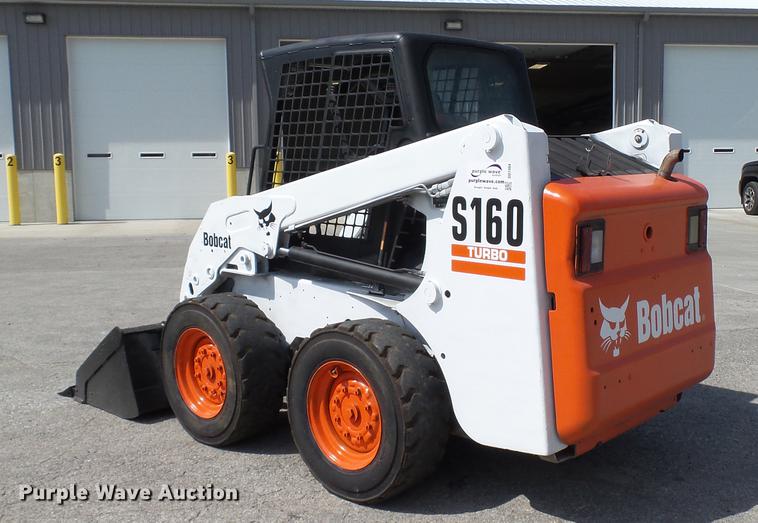 image for item DD7404 2003 Bobcat S160 skid steer