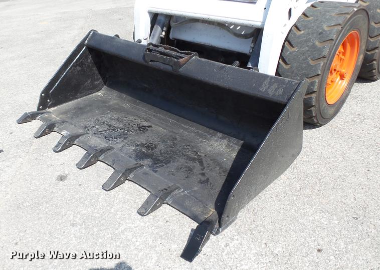 image for item DD7404 2003 Bobcat S160 skid steer