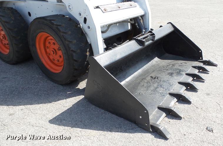 image for item DD7404 2003 Bobcat S160 skid steer