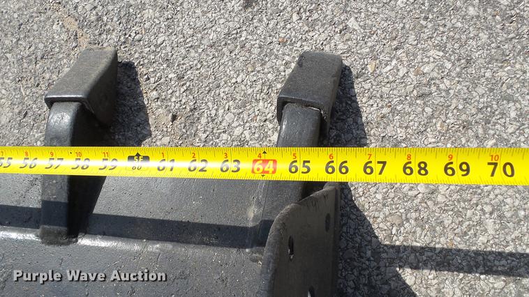 image for item DD7404 2003 Bobcat S160 skid steer