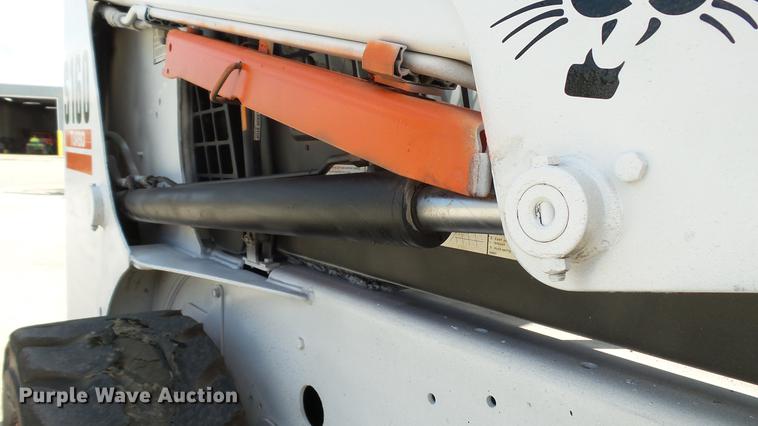 image for item DD7404 2003 Bobcat S160 skid steer
