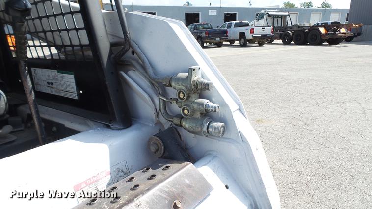 image for item DD7404 2003 Bobcat S160 skid steer