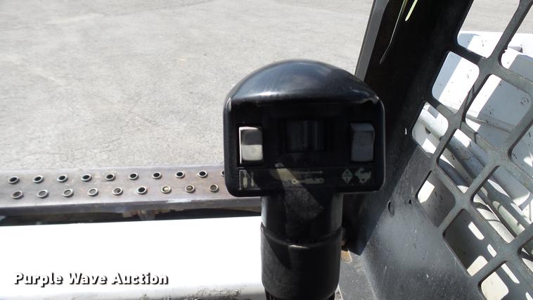 image for item DD7404 2003 Bobcat S160 skid steer