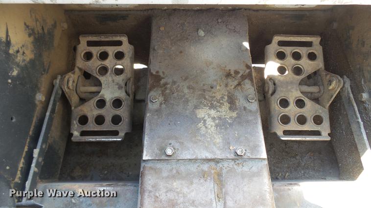 image for item DD7404 2003 Bobcat S160 skid steer