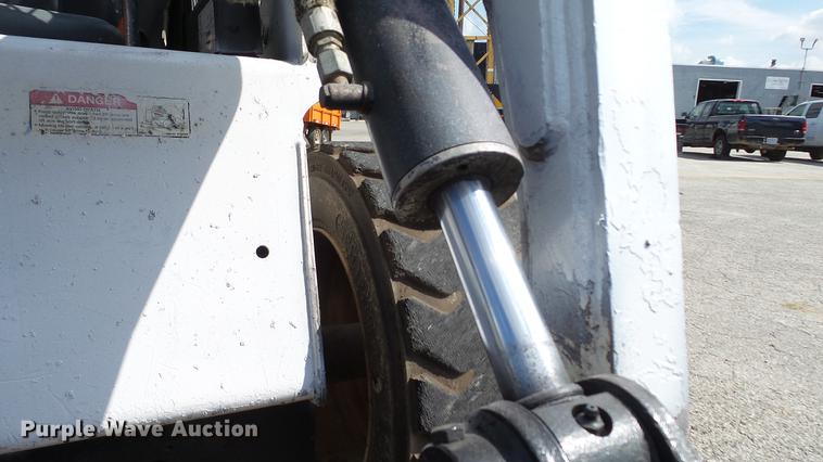 image for item DD7404 2003 Bobcat S160 skid steer