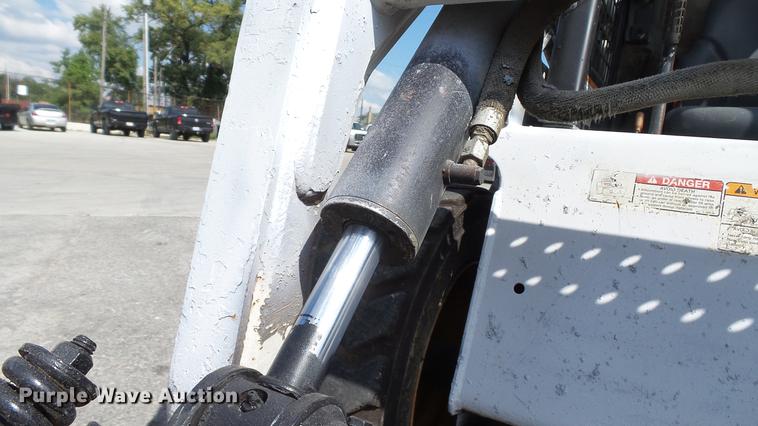 image for item DD7404 2003 Bobcat S160 skid steer