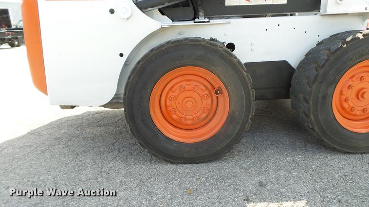 image for item DD7404 2003 Bobcat S160 skid steer